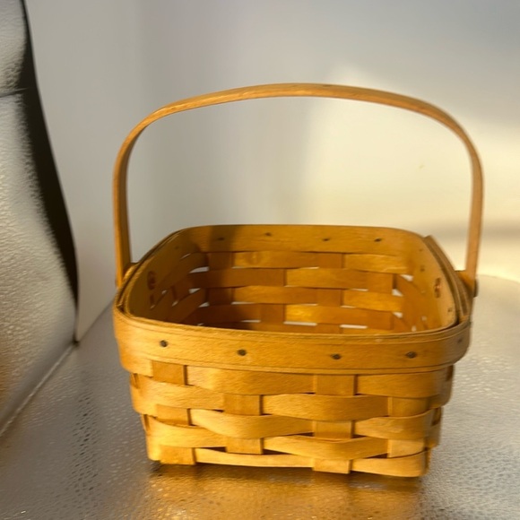 Longaberger berry basket. In very good used condition. 1996 basket. - Picture 1 of 6